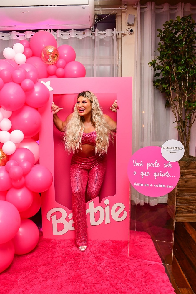 Influencer curitibana se inspira em Barbie e vive em mundo cor-de-rosa